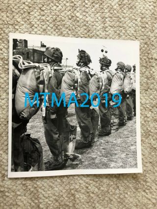 Ww2 Press Photograph - British Airborne Paratroopers In Full Jump Kit Pre D - Day