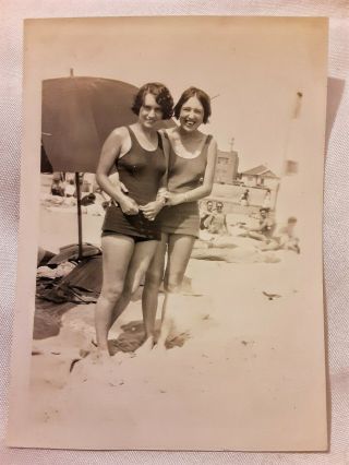 5 Vintage Old 1920s Photos Of Affectionate Women Girls In Swimsuits At The Beach