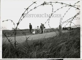 1969 Press Photo Family Walks Past World War Ii Barbed Wire,  Normandy,  France