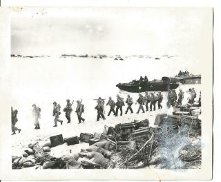 Ww2 Photo - Us Soldiers Walking Along A Beach In The Pacific Theater