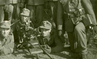 German Mountain Troops With An Mg34 On Lafette Mount,  Optics.  Ww2 Photo