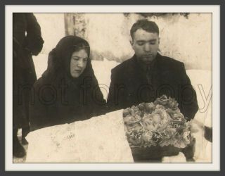 1938 Funeral Of Baby Little Girl Post Mortem Parents & Child Ussr Antique Photo