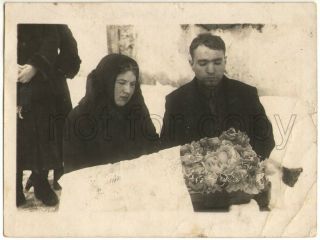 1938 Funeral of baby Little girl Post mortem Parents & Child USSR antique Photo 2