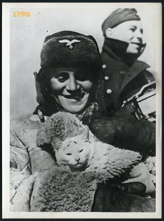 Larger Size Press Photo,  Ww Ii. ,  Pilot,  German Soldier W Cat,  Funny,  1940 
