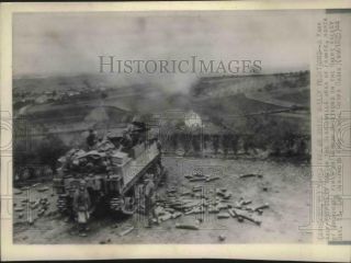 1944 Press Photo World War Ii - American Self - Propelled Gun,  Ribeauville,  France