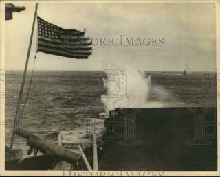 1944 Press Photo Japanese Bomb Misses U.  S.  Pacific Fleet Carrier,  World War Ii