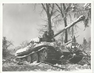 Ww2 Photo - Us Soldiers Checking Out German Tank - Panther?