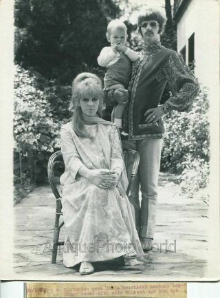 Ringo Starr W Wife Maureen And Child Fun Vintage The Beatles Music Photo