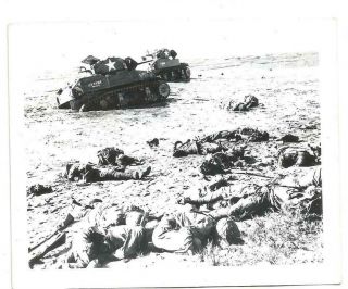 Ww2 Photo - Disabled Us Tanks & Dead Japanese On Beach