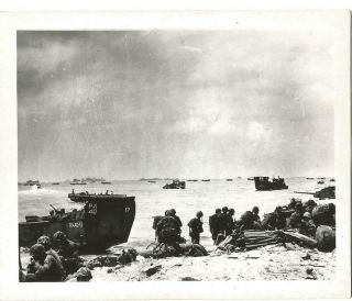 Ww2 Photo - Us Marines On A Beach With Landing Crafts