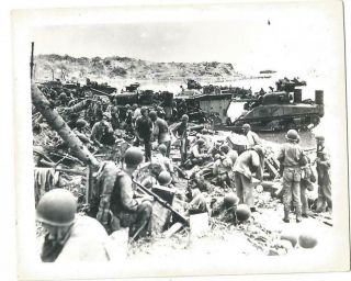 Ww2 Photo - Us Soldiers Crowded On A Beach In The Pacific Theater With Tanks