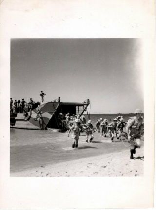 Press Photo Ww2 Troops Disembarking Landing Craft Middle East 1942
