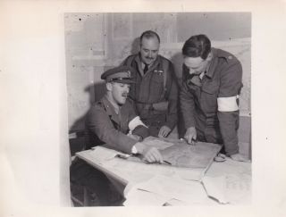Press Photo Ww2 Defence Of Cyprus A Brigadier & A Raf Officer 9.  3.  42