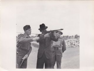 Press Photo Ww2 Defence Of Cyprus Mr Woolley Handles Tommy Gun 9.  3.  42