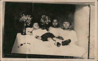 Children Rppc Post Mortem: Two Little Girls With Dead Sibling Foto Bayer Vintage