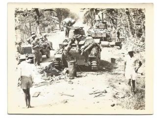 Ww2 Photo - Us Soldiers Checking Out Japanese Tank & Japanese Dead