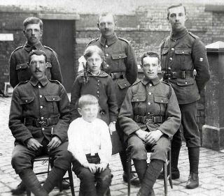 Ww1 Wwi Bef British Soldiers With 2 Children - August 1915