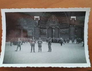Ww2 German Army Photo - Soldiers In Front Of Notre Dame Paris 8.  5x6cm