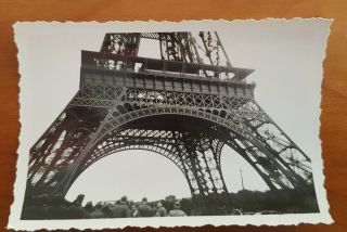 Ww2 German Army Photo - Soldiers Under The Eiffel Tower Paris 8.  5 X 6cm