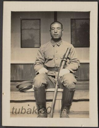 F29 Ww2 Japan Army Photo Soldier With Sword In Japanese House