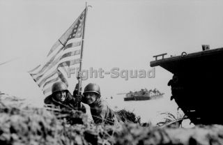 Ww2 Picture Photo Guam 1944 Us Marines Plant The 1st Flag After Land 2861