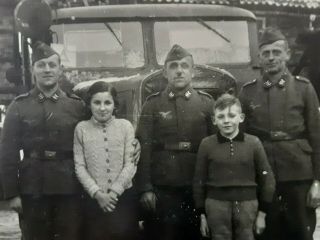 WW2 German group photo Wehrmacht soldiers with kids in front of a truck 2