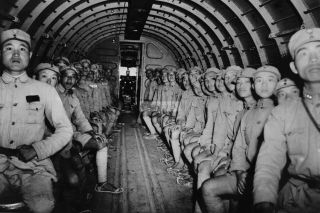 Ww2 Photo Chinese Soldiers In The American Transport Plane Dc - 3 During A Fl 429