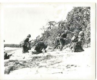 Ww2 Photo - Us Soldiers Fighting On A Beach In The Pacific Theater