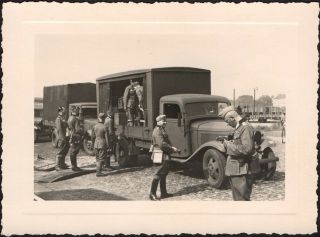 Ww2 German Military Photo - German Army Soldiers And Trucks - Sa19