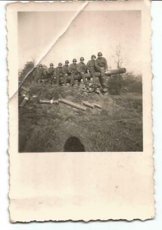 Ww2 Photo - Us Soldiers Sitting On Artillery Barrel