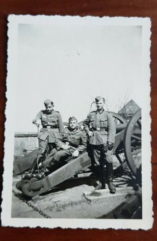 Ww2 German Army Photo - 3 Soldiers On A Gun Carriage 8 X 6 Cm