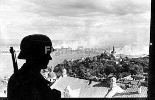 Ww2 Picture Photo A German Sentry Overlooking The Pechersk Lavra Monastery 1225