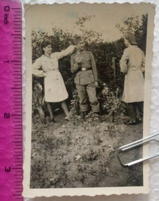 081 Ww2 Orig.  Photo German Soldier Ladies 2.  5 X 3.  5 Inch