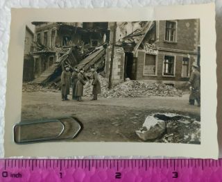 135 Ww2 Orig.  Photo German Officers Coats Destroyed House 2.  5 X 3.  5 Inch