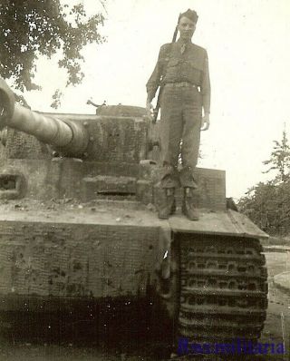 Rare Us Soldier Posed On Captured Camo German Pzkw.  Vi Tiger Panzer Tank
