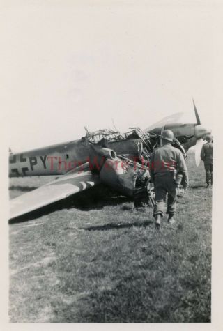 Wwii Photo - Us Gis W/ Captured German Messerschmitt Me 110 Fighter Plane - 3