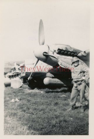 Wwii Photo - Us Gi W/ Captured German Messerschmitt Me 110 Fighter Plane - 1