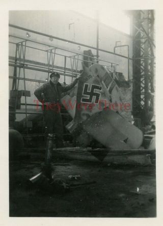 Wwii Photo - Us Gi W/ Captured German Fighter Plane Tail (680835)