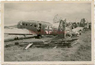 Wwii Photo - Us Gi & Captured German Siebel Si 204 Plane W/ Markings - 2