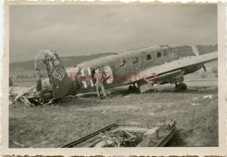 Wwii Photo - Us Gi & Captured German Siebel Si 204 Plane W/ Markings - 1