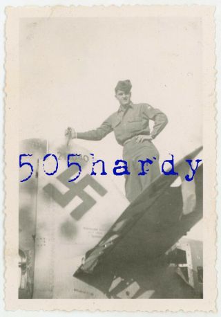 Wwii Us Gi Photo - Armored Gi On Us Captured German Fw 190 Tail Number 211040 1