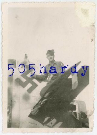 Wwii Us Gi Photo - Armored Gi On Us Captured German Fw 190 Tail Number 211040 2