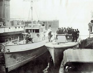 1931 Press Photo Smuggling Rum Runner Boat Arrested By Fbi Agents Philadelphia