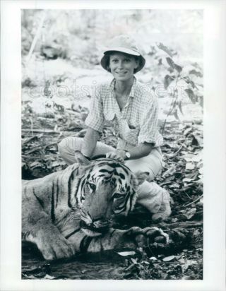Press Photo Actress Shelley Hack With Tiger