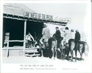 Press Photo Scene From 1972 Western Movie Life & Times Of Judge Roy Bean