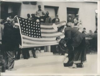 1933 Press Photo Ia Farmers Sheriff Kiss Us Flag Rioting Obrien County Court