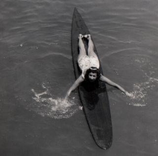 LONG BOARD SURFBOARD WOMAN WADES in WATER at CATALINA 1940s VINTAGE PHOTO 2