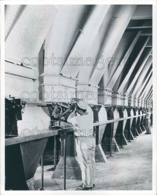 Press Photo Worker Binning Flour Pillsbury Mill Ewing Galloway