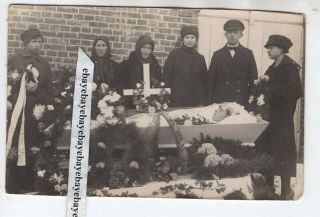 1920 - S Open Coffin Young Lady Post Mortem People W Hats Antique Photo