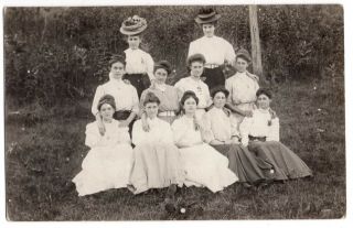 100120 Vintage Rppc Postcard Group Of Women On Lawn Arcadia Wi 1907 Big Hats